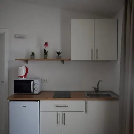Al-padrinos Apartment Podaca